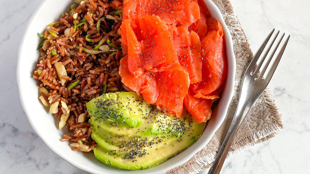 Bowl Di Riso Rosso Zucchine e Salmone